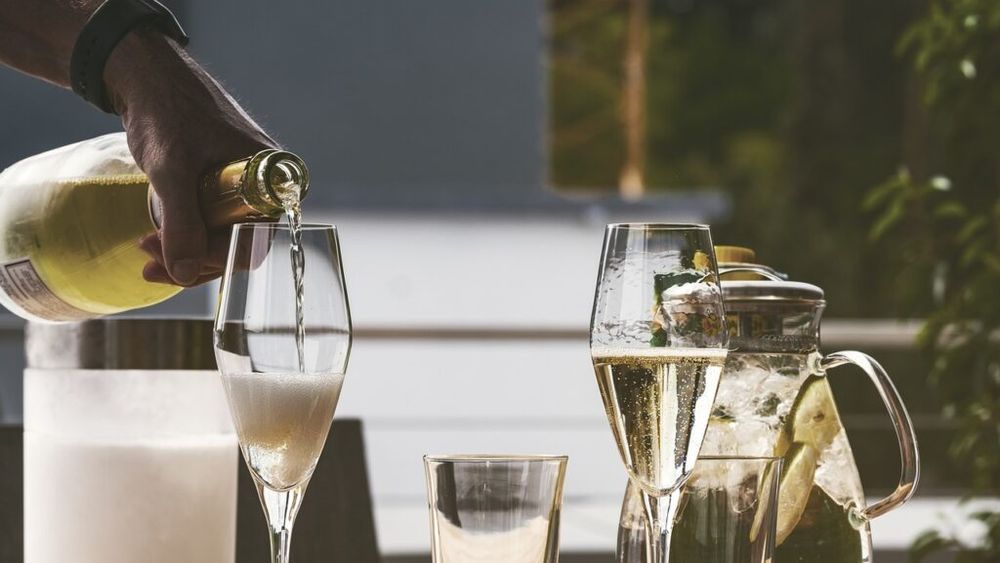 Cât vin pe zi face bine? Un nou studiu al universității din Barcelona ajunge la concluzia că 35 de pahare pe lună ajută. De ce e complicat de studiat efectul vinului în organism