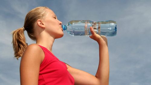 Primăria Capitalei distribuie apă potabilă pe perioada caniculei în puncte intens circulate din Bucureşti / Peste 35.000 de sticle de apă potabilă au fost distribuite până acum