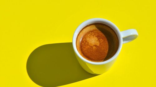 Bacteria intestinală care „se hrănește” cu cafea ar putea ajuta la reducerea inflamației / Ce au descoperit cercetătorii despre microbiom