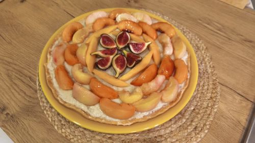 VIDEO-FOTO | Tartă cu cremă de vanilie și piersici coapte. Un desert răcoritor sau o prăjitură pentru o ocazie mai specială