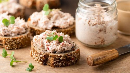 Rețetă simplă de experimentat duminica, pe relax. Paté de ton pentru sandvișuri sau pe bruschette, lipie sau crackers