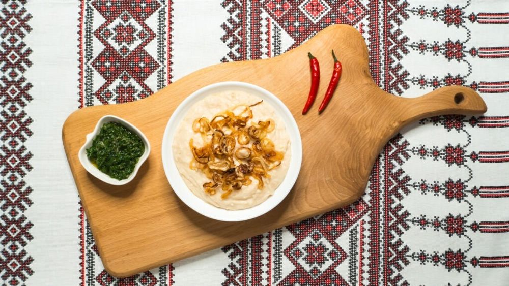 „Ne dați ori nu ne dați, fasole cu cârnați”, este leitmotivul culinar al serii de Ajun de Crăciun/ Cu sau fără cârnați, cu ceapă sau usturoi, fasolea bătută este obligatorie