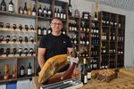 FOTO-VIDEO | Din Spania înapoi la Sibiu. Un antreprenor a deschis un magazin cu produse spaniole în centrul orașului: „România s-a schimbat. Totul a funcționat. La DSV a durat trei zile, la DSP la fel”