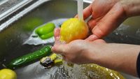 Cum se spală corect lămâile: Ce spune un specialist în știința alimentelor despre bacterii, murdărie și pesticide
