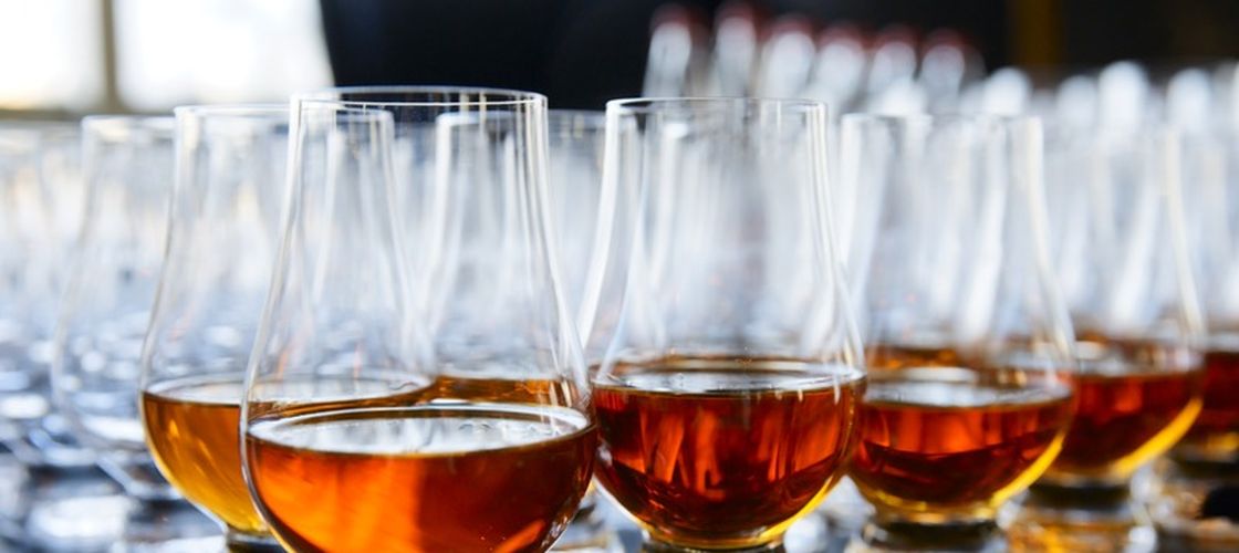 Pălinca românească, premiată la Londra. O distilerie artizanală din Bistrița-Năsăud a câștigat patru medalii la IWSC 2026