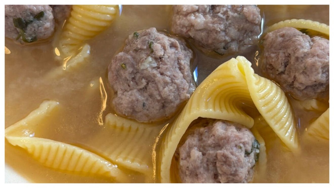 Rețetele Juanitei: Supa escudella - supa de carne cu chifteluțe și paste. Catalanii o consumă în ziua de Crăciun, dar este o opțiune sănătoasă și în zilele dintre sărbători