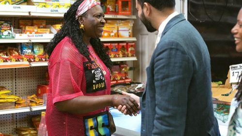 Accesul la alimente cu prețuri mai mici ocupă un loc important pe agenda lui Zohran Mamdani, candidatul stângii la alegerile de primar al NY, de pe 4 noiembrie. „Mâncarea face parte din limbajul pe care îl folosește pentru a face politica sa cu adevărat accesibilă”