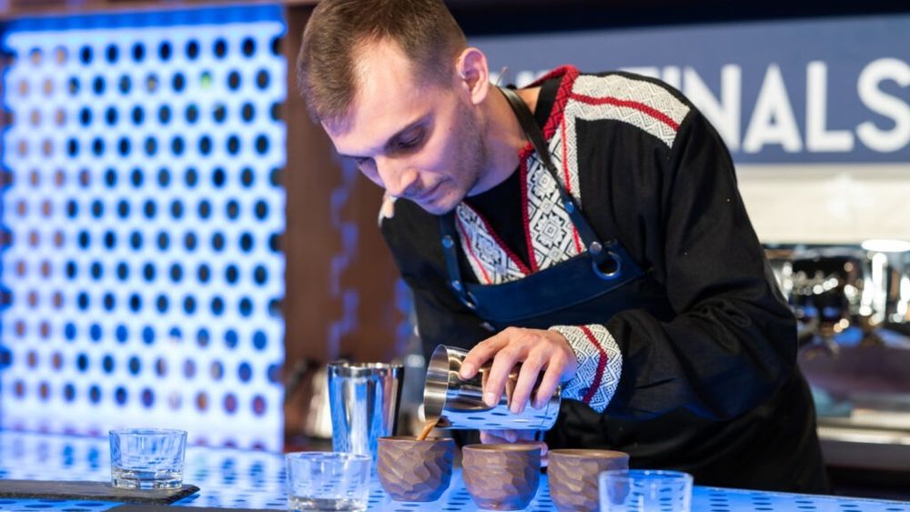 Barista Eduard Oancea a reprezentat România în finala unei mari competiții internaționale cu băutura „Café Transilvania” / Preparatul combină gusturi din România, Italia și Cuba