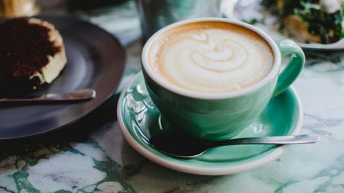 Câte secole de istorie, într-o ceașcă de cappuccino. Consumul a luat amploare la Veneția, unde băutura din lapte și cafea a ajuns, se pare, dinspre Austria