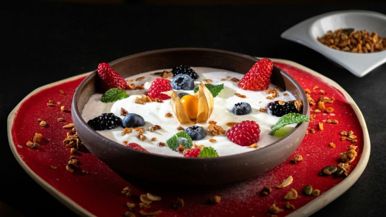 Iată ce spun  nutriționiștii despre alegerea de a mânca iaurt și/sau fructe la cină