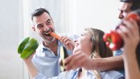 Ce să mănânci pentru a proteja bacteriile „bune” din cavitatea bucală. Alimentele care susțin microbiomul oral