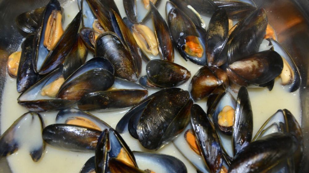 Midii în vin alb, gata în 20 de minute / Pe cât pare de sofisticat, pe atât de simplu se prepară