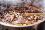 Supa de oase, produsul care fierbe 48 de ore. Cum o prepară un fermier român și de ce refuză să o pasteurizeze: „Nu punem nimic”