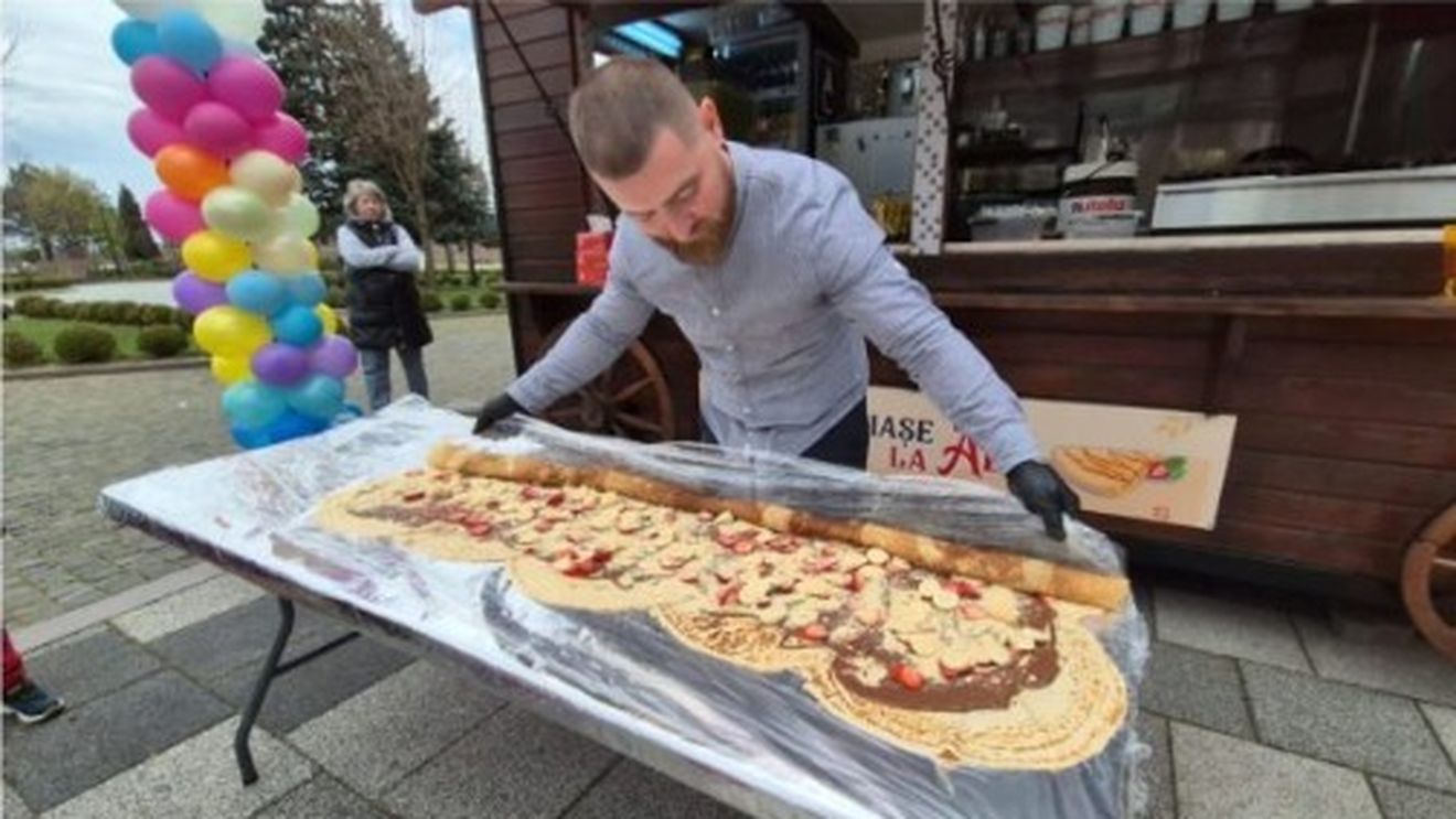 FOTO: Clătita de 1,2 metri care a întors toate privirile în Alba Iulia. Un tânăr antreprenor a transformat desertul într-un spectacol