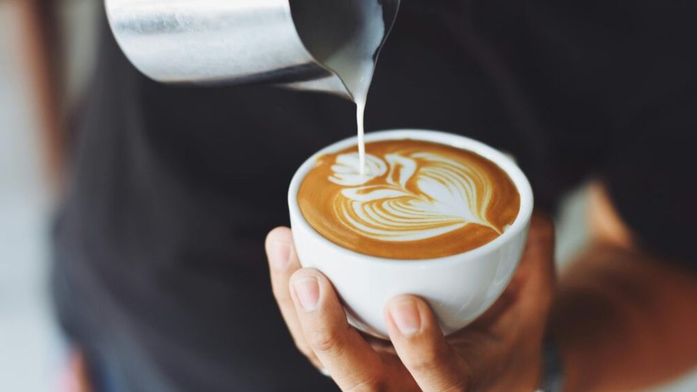 Acestea sunt alternativele la lapte pe care nu ar trebui să le adăugați niciodată în cafea, potrivit unui barista/ Nici frișca nu este recomandată