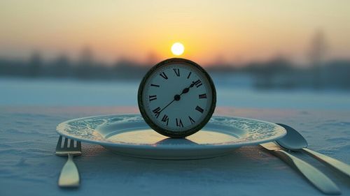 „Suntem construiți astfel încât metabolismul să funcționeze pe lumină” / Momentul ideal pentru masa de seară începe de la ora 17. Cum trebuie consumate proteinele și carbohidrații împreună