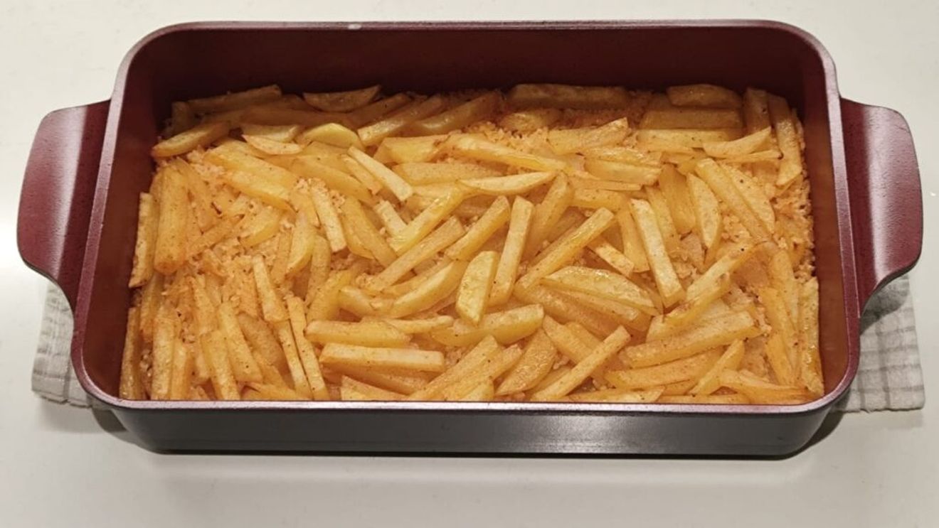 Idei de cină: Orez cu cartofi, totul direct în tavă la cuptor/ Pregătirea durează doar cât să cureți și să tai cartofii/ Poate fi consumată în timpul postului și e ușor de luat la pachet/ Rețetele Juanitei