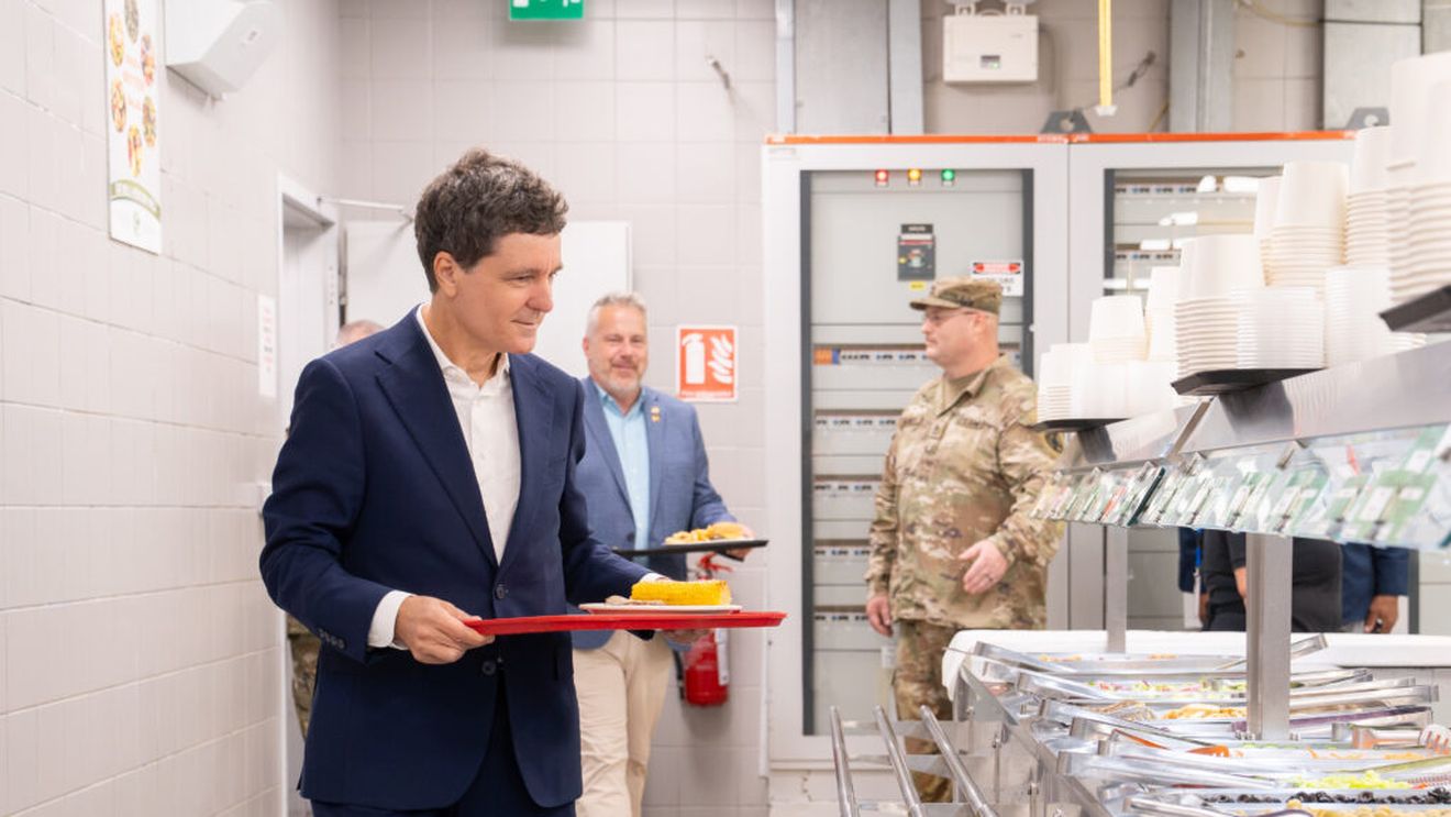 FOTO/Președintele Nicușor Dan a luat masa la popotă/ El a mâncat friptură cu porumb fiert, alături de oficialii și militarii americani