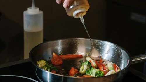 Cele mai bune uleiuri pentru dieta keto, testate de nutriționiști: De la ulei de măsline la ghee și nuci de macadamia