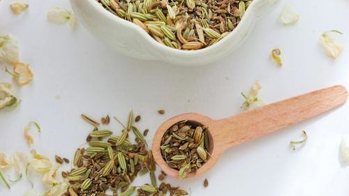 Moduri în care poți încorpora semințele de fenicul în dieta ta, pentru a scăpa de aciditatea la stomac / Poți prepara un ceau sau le poți consuma ca atare, acestea fiind o delicatesă culinară aromată și plină de beneficii