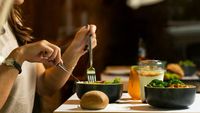 Crezi că pâinea îngrașă, zahărul trebuie eliminat și mâncatul seara te îngrașă? 11 mituri despre alimentația sănătoasă, demontate de știință