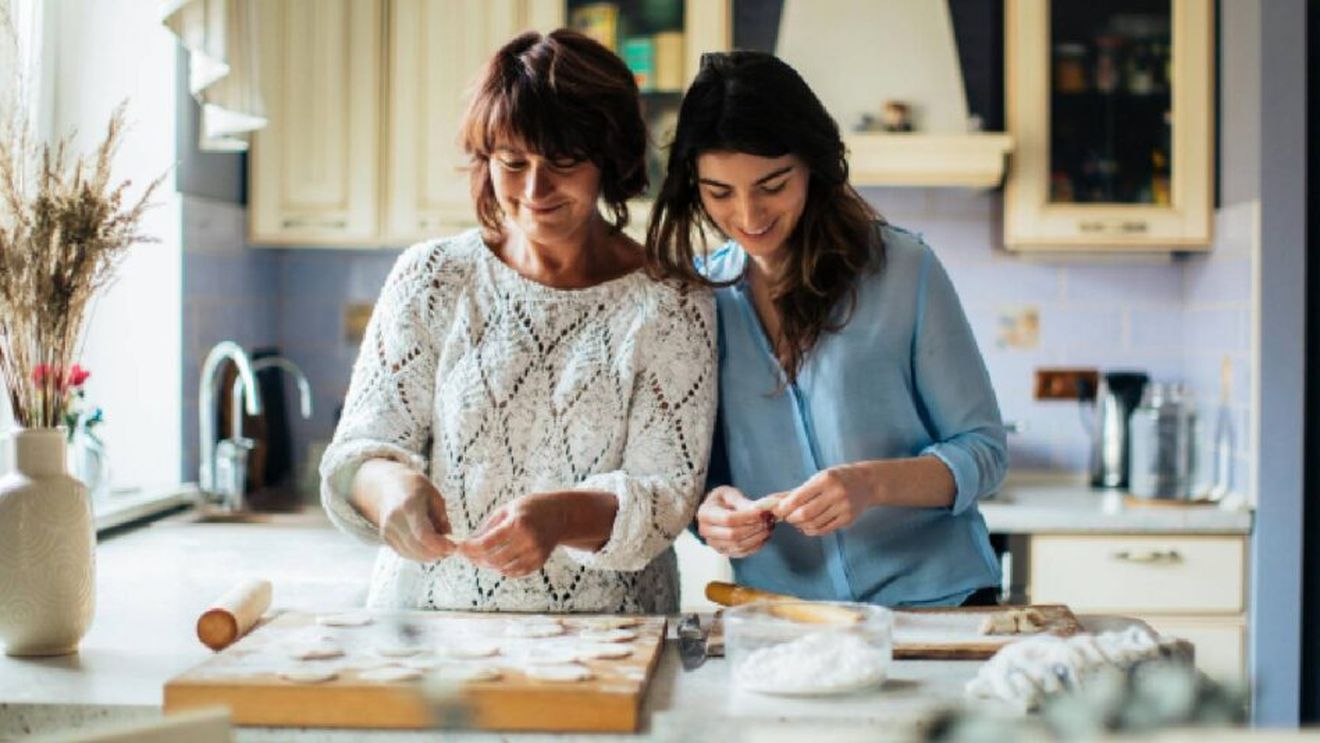 G4Food a întrebat mai mulți cofetari ce desert reprezintă cel mai bine Romania. Răspunsul este departe de a fi unanim. Andreea Andrei, Unique Cake: „Colivă clasică nu se face în altă parte sau nu cu aceeași semnificație”