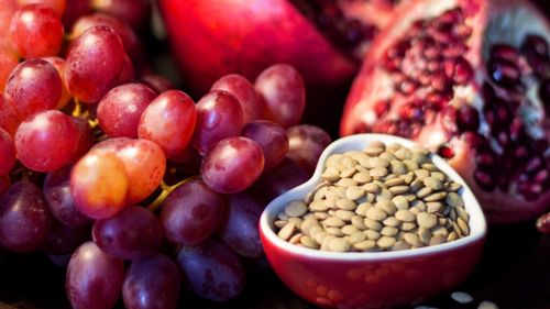 Dacă mănânci linte îți merge bine? Sau mai bine struguri, că sunt de sezon? Alimente despre care se crede că aduc noroc sau țin departe spiritele rele