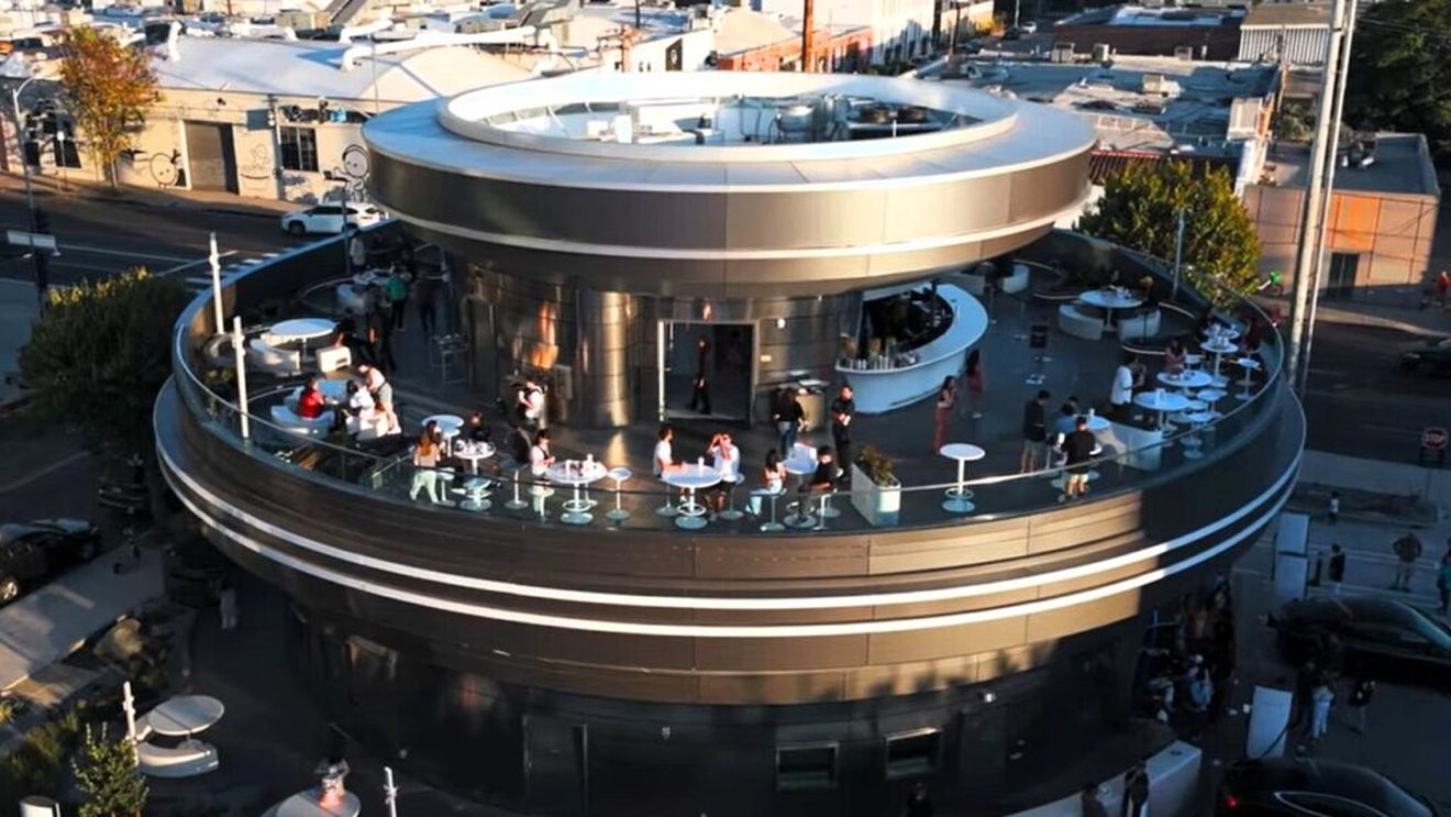 Tesla Diner, mult așteptatul local lui Elon Musk de la Hollywood, pe post de Radio Erevan. Cozi lungi, preparate care se termină repede, aplicație care dă erori, iar robotul Optimus promis, nicăieri