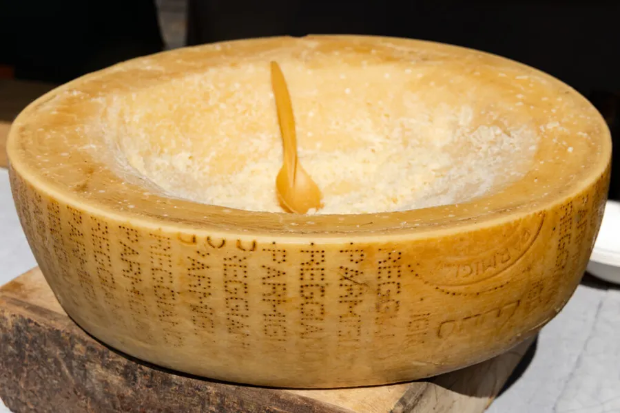 coaja-de-parmezan-parmezan-parmigiano-reggiano-coaja-branza-branza-maturata-supe-risotto-sosuri-paste-minestrone-fasole-tocanita-gatit-risipa-alimentara