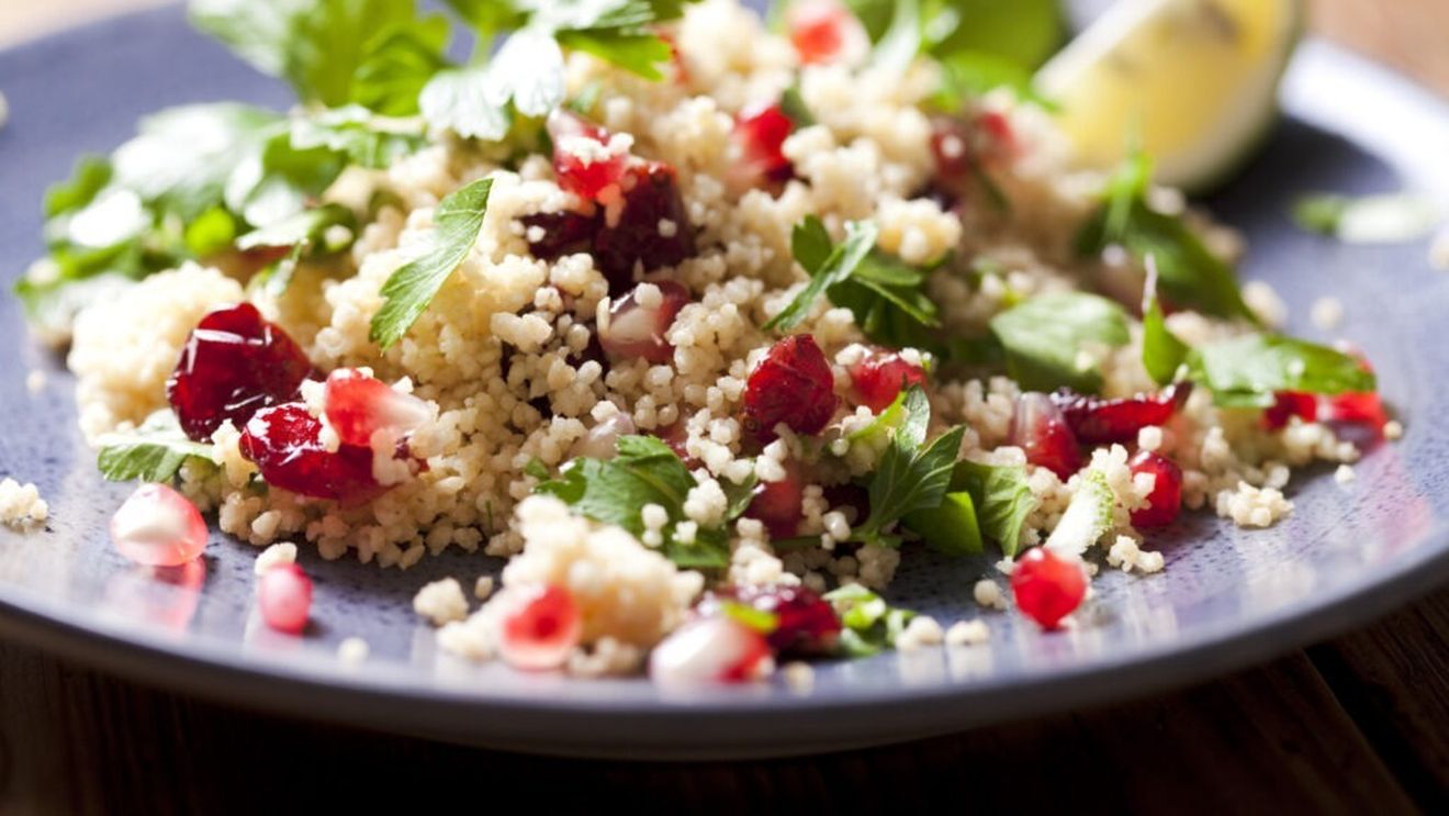 5 idei de salate cu cușcuș perfecte pentru vară / Cușcușul este o alternativă excelentă la orez sau paste și se gătește super-rapid
