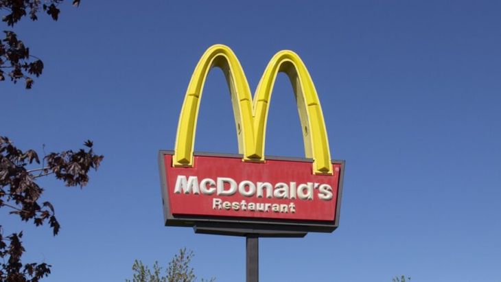 CEO-ul McDonald’s, ironizat după un clip viral cu un burger. „Dau vina pe mama mea”