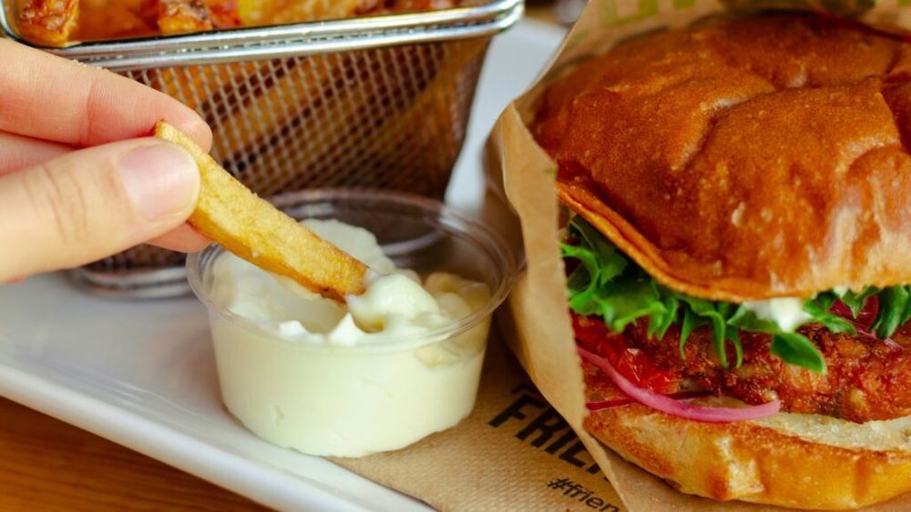 ABC în bucătărie: Cum prepari maioneză de casă. Varianta rapidă cu blender-ul sau varianta clasică folosind mixerul sau lingura