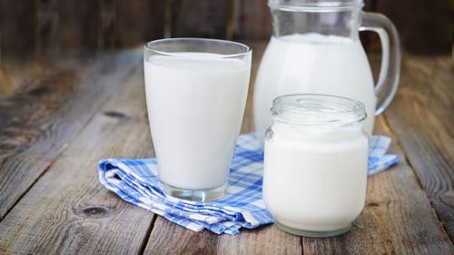 Lapte de vacă, mai sănătos decât băuturile vegetale / Concluziile unui studiu elvețian despre alternativele la lapte: „Aproape jumătate au prea mult zahăr”