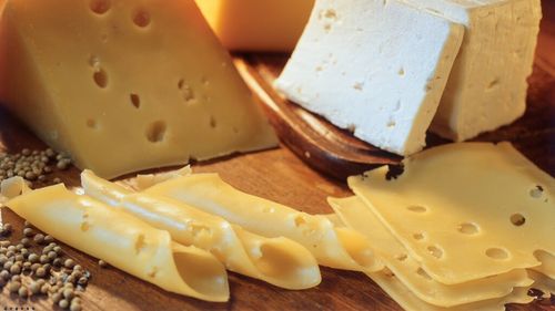 Pelerinaj în lumea brânzeturilor rare ale Europei / Traseul inedit străbate Serbia, Albania, Italia, Elveția și Germania în căutarea brânzeturilor rare și aproape uitate / Călătorii descoperă rețete vechi de secole, păstrate în sate izolate și transmise prin tradiții nealterate