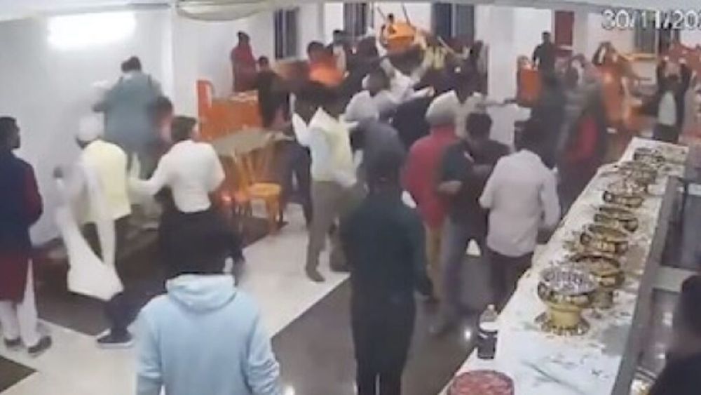 VIDEO / Invitații la o nuntă din India s-au luat violent la bătaie pentru că a lipsit desertul din meniu