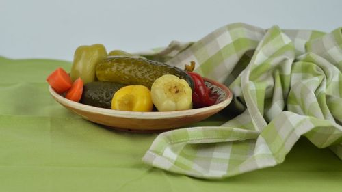 Un antreprenor din București a construit o fabrică de murături în județul Dâmbovița, iar produsele sale ajung, în prezent, pe rafturile hypermarketurilor din toată țara