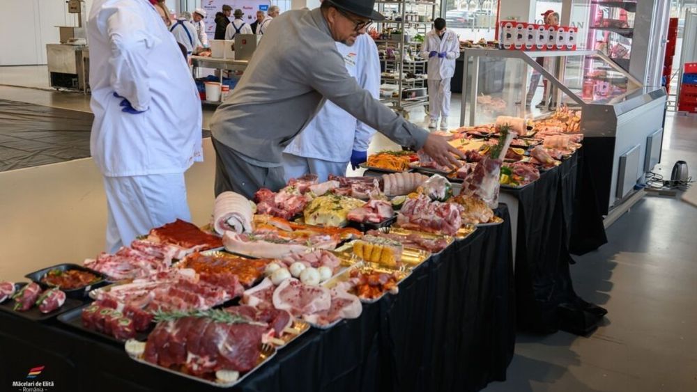 Premieră: România participă luna aceasta la Campionatul mondial de măcelărie / Până acum, cei 12 măcelari au făcut 120 de ore de antrenamente folosind peste 6 tone de carne tranșată și 40 kg de  condimente și 2 kg de verdețuri