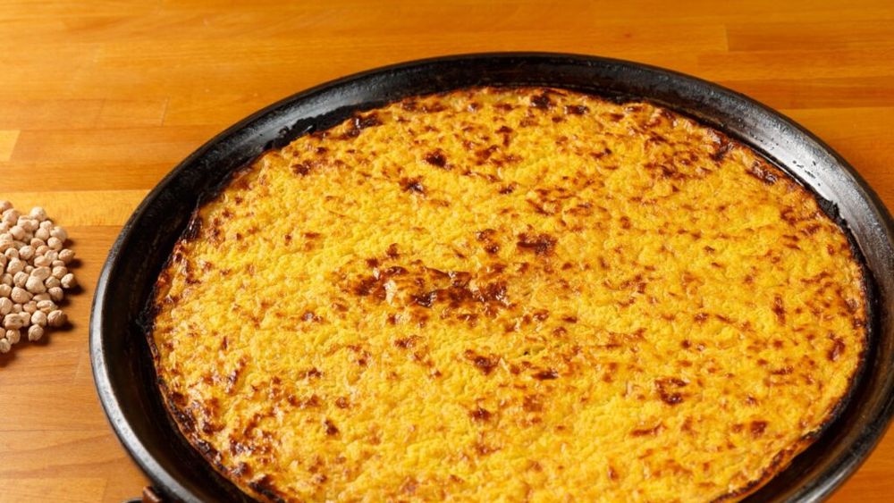 Rețetă supersimplă: Galbenă ca o mămăligă dar mai gustoasă, o tartă-omletă vegană și fără gluten. La farinata ligure, poate înlocui și pâinea