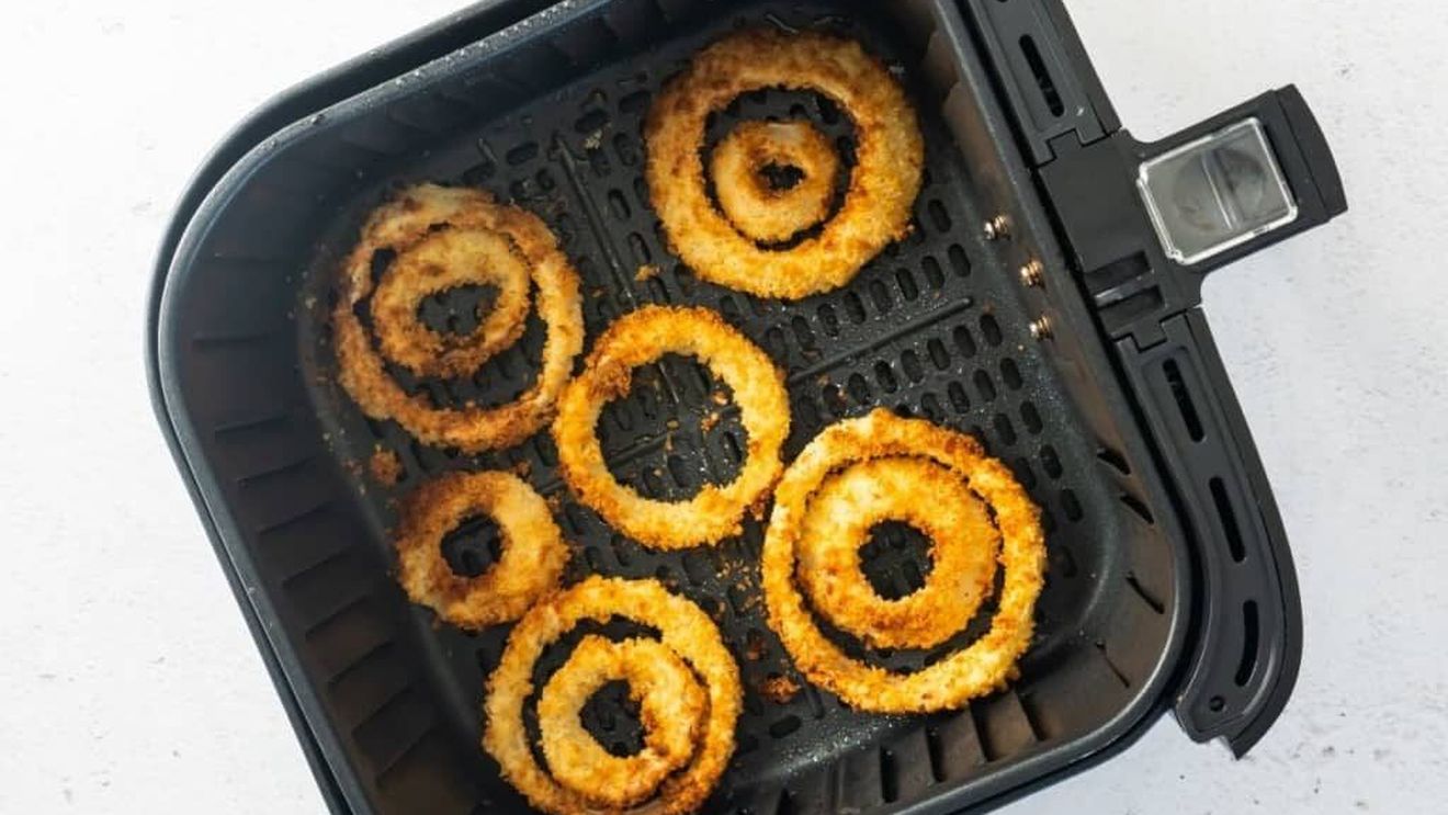 ABC în bucătărie | Cum faci ceapă prăjită crocantă în trei feluri - în tigaie, la microunde și în friteuza cu aer cald