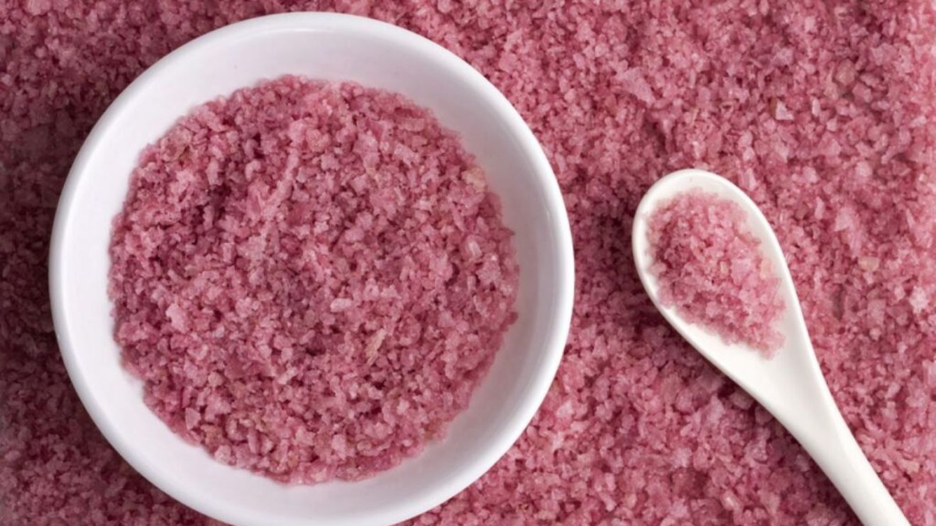 Sare aromatizată cu vin, noua modă gastronomică a verii. Conferă aromă în plus mai multor preparate și o poti prepara ușor acasă