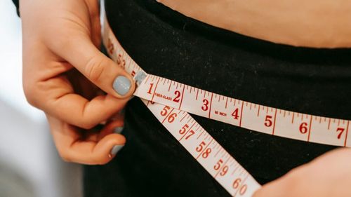 Grăsimea viscerală este tăcută, nu se observă așa cum se vede „colăcelul”, dar este cea mai periculoasă pentru sănătate/ Medic: „Ceea ce favorizează acumularea acesteia nu este atât grăsimea pe care o mâncăm, ci zahărul și ceilalți carbohidrați rafinați”