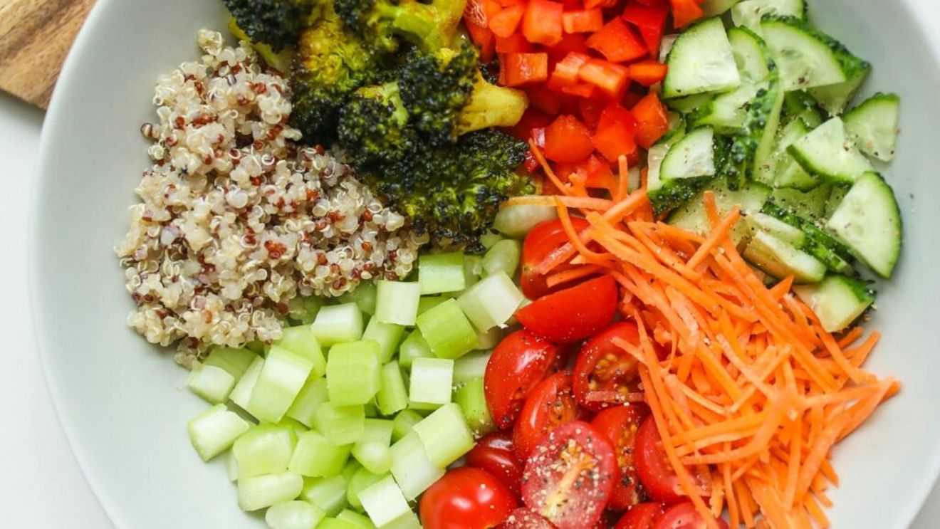 Slăbire cu buget redus/ Cinci trucuri dietetice care te pot ajuta să pierzi în greutate fără să cheltuiești o avere și chiar fără să apelezi la un dietetician