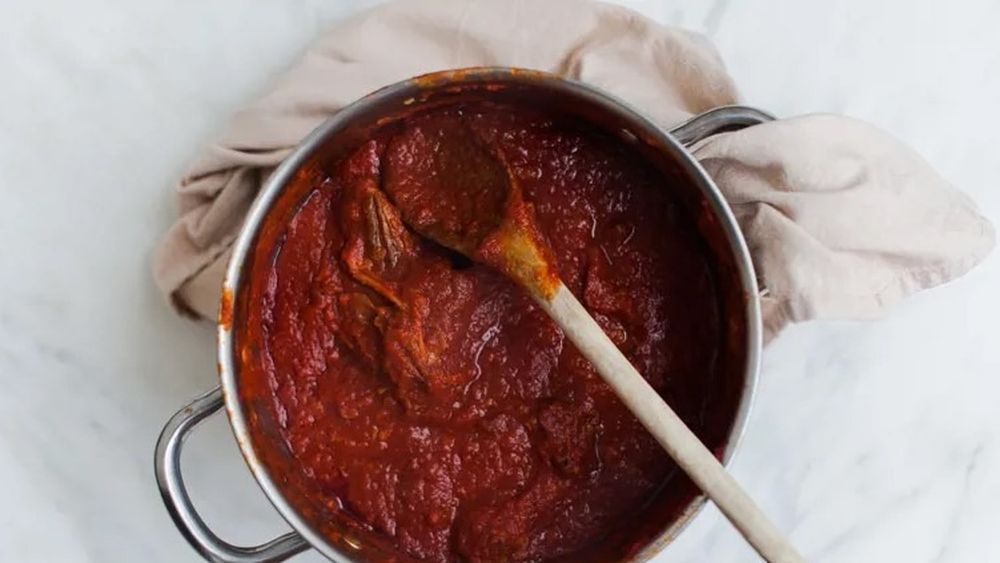 Prânzul de duminică. Ragù în stil napoletan. O rețetă cu două preparate în unul: carne - bucăți care se gătesc întregi, și sos pentru paste