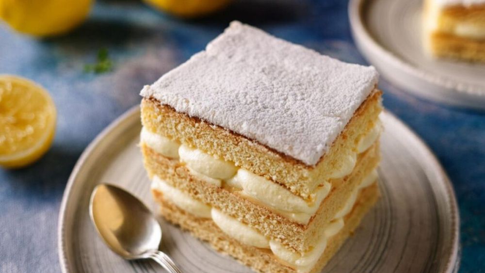 Rețeta tradițională de Alba ca Zăpada: prăjitura cu foi fragede și cremă de lămâie, nelipsită de pe mesele românilor de Crăciun și Anul Nou