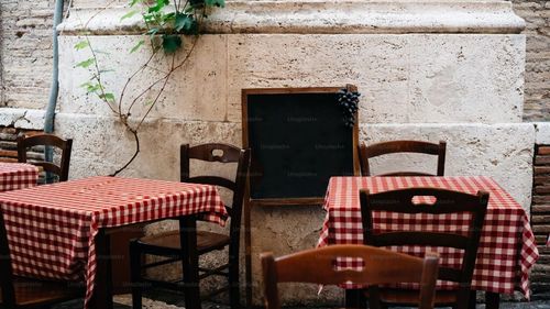 Cum încearcă localuri de tradiție din Italia să se unească pentru a rezista asaltului din partea cui poate oferi o chirie mai mare. Se caută idei de finanțare a locațiilor comerciale mai vechi de 50 de ani