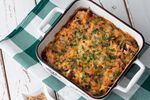 O cină completă într-un singur vas / Pui Florentine cu paste și spanac la cuptor, inspirate din dieta mediteraneană și bogate în proteine