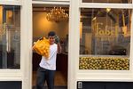 Cozi, gunoaie, pescăruși și șobolani / Un restaurant celebru pe TikTok, dat în judecată de localnici: „A poluat întreaga zonă”