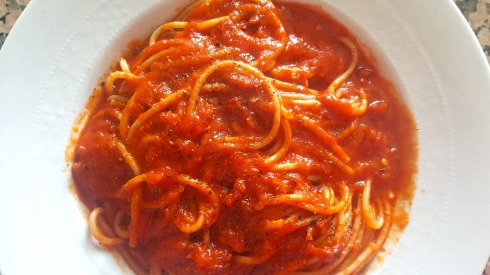 Pastele de vineri seara. Spaghetti cu sos de ardei și roșii. Rețetă super ușoară vegană, cu mai multe posibilități