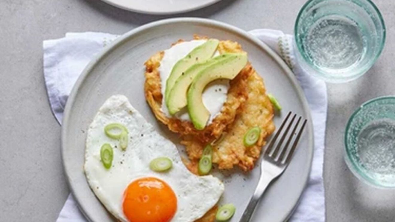 Frittelli de cartofi cu ouă prăjite și avocado/Un mic dejun savuros și sățios, pentru a începe o zi agitată premergătoare sărbătorilor