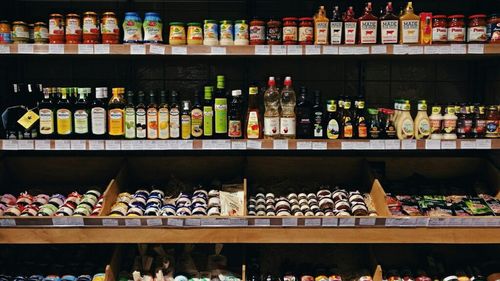 California, primul stat care interzice etichetele de tipul „a se vinde până la” pe ambalajele alimentelor pentru a reduce risipa alimentară: „Noua lege este un pas monumental pentru a păstra banii în buzunarele consumatorilor, ajutând în același timp mediul și planeta”